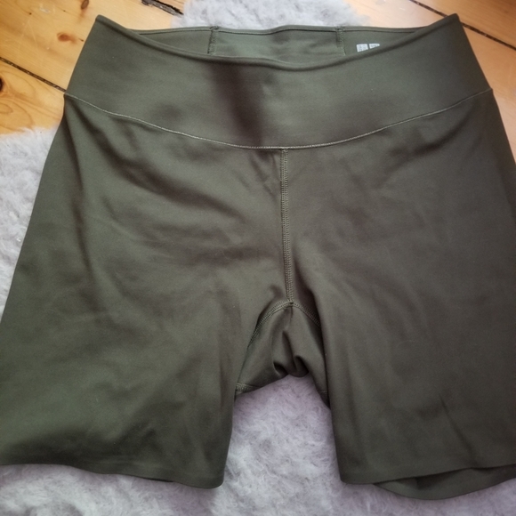 Airism Uniqlo bike shorts - Picture 3 of 4